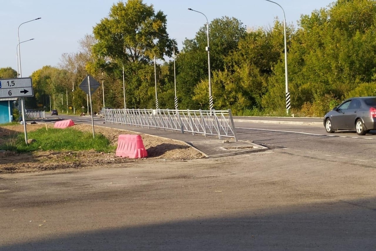Тротуары на трассе в Псковском районе обустраивают дорожные службы