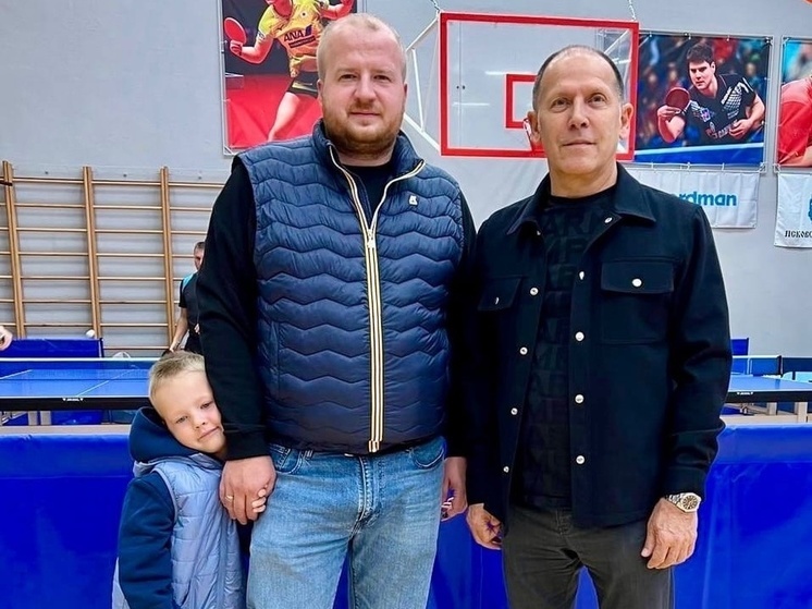 Борис Елкин вместе с сыном пришли на турнир по настольному теннису в Пскове