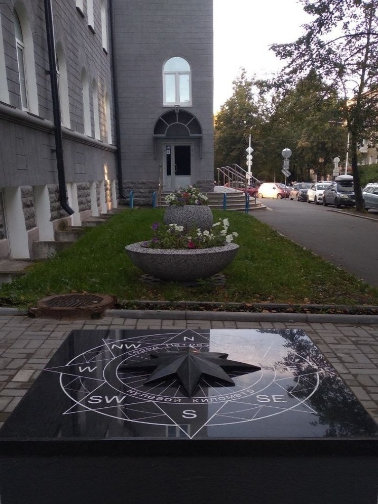 Памятник «нулевого километра» в Петрозаводске отклонился от курса на 45 градусов