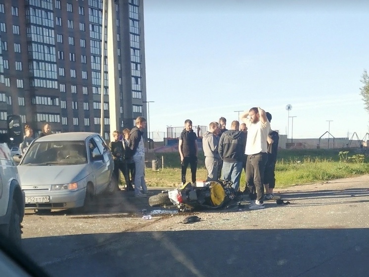 В Заволжском районе Твери столкнулись автомобиль и мотоцикл: пострадал мотоциклист