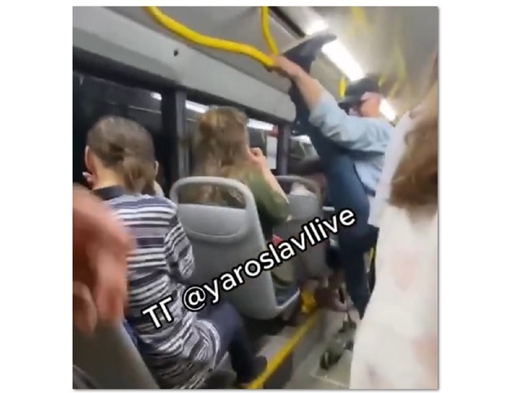 В Ярославле мужчина использовал автобус, как балетный станок