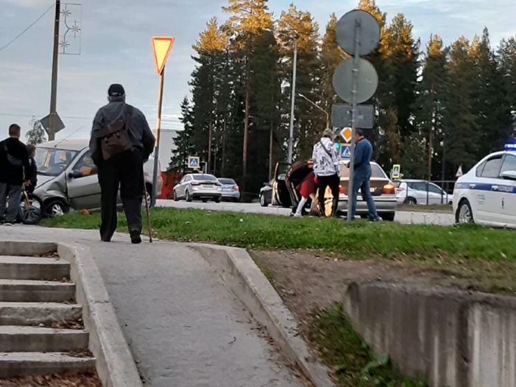 Два автомобиля жестко столкнулись у полиции в Костомукше