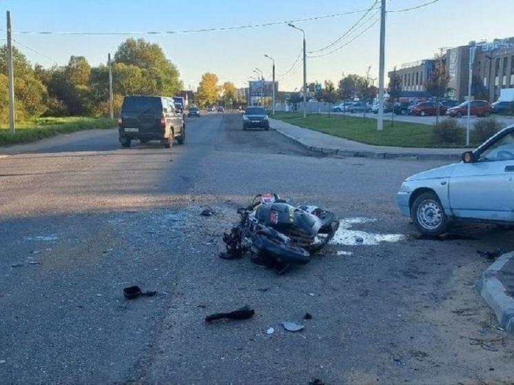 В Твери легковушка столкнулась с мотоциклом