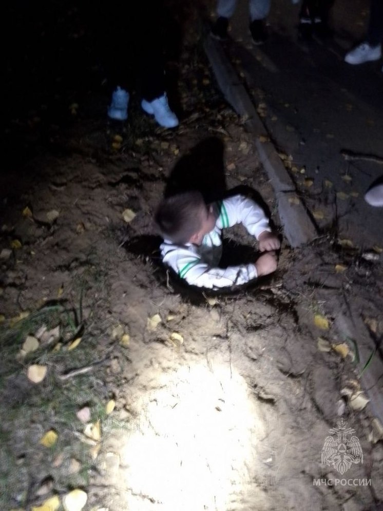 8-летний ребёнок провалился в глубокую яму на Автозаводе в Нижнем Новгороде