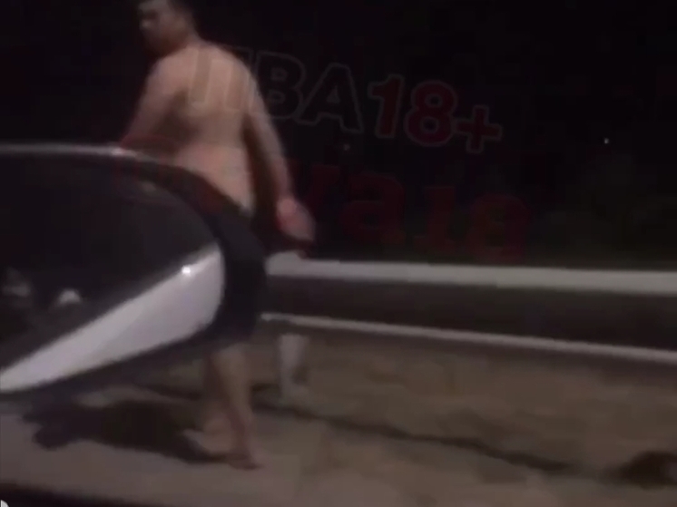 В Анапе сняли на видео обнажённого мужчину, гуляющего по улице
