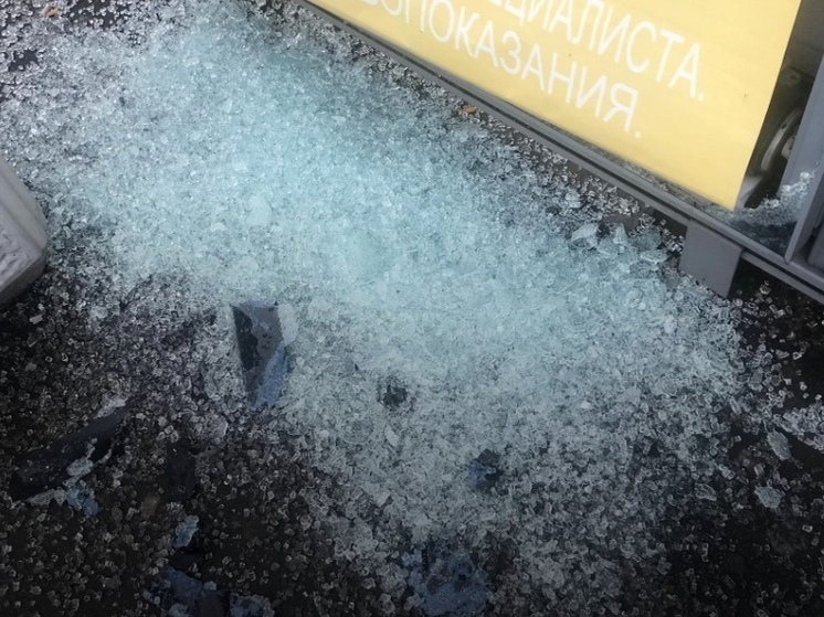 На Ленинградском проспекте в Архангельске вандалы разбили остановку