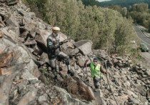 Волонтеры проекта «Чистый Алтай» очистили скалы у Телецкого озера