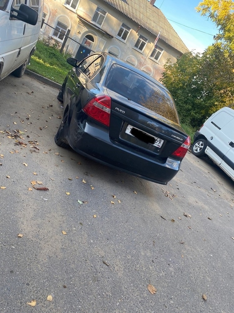 В Тверской области неизвестный посреди дня изрезал колеса на автомобиле