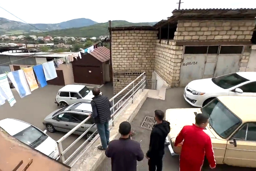 Кадры обстановки в Степанакерте на фоне артобстрелов Нагорного Карабаха: канонада, взрывы, тревога