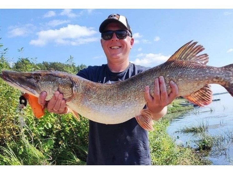 Рыбак-новичок поймал 7-килограммовую щуку на Оке в Рязанской области