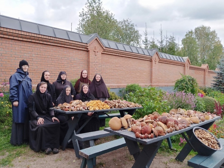 Монахини в Карелии поделились в соцсетях фото с грибами