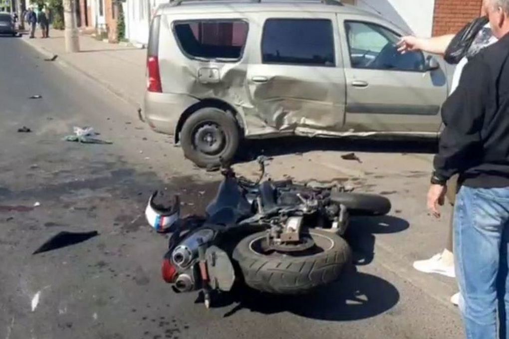В ДТП с мотоциклом на улице Малых в Курске пострадали два человека