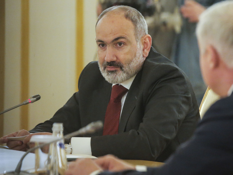 Пашинян призвал российских миротворцев стабилизировать обстановку в Карабахе
