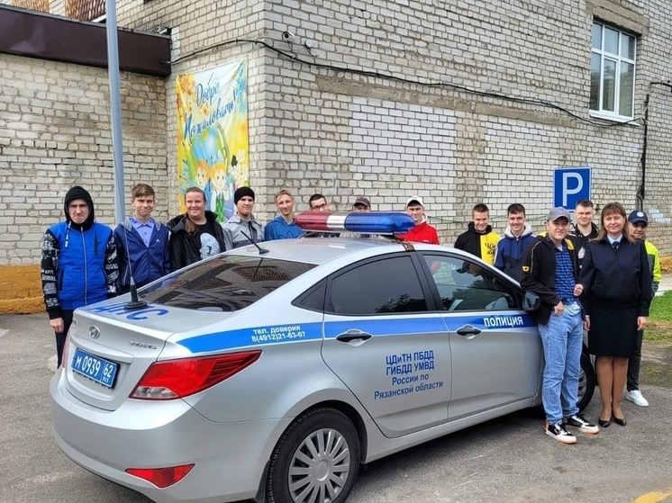 Сотрудница ГИБДД провела профилактическое занятие в школе №23 в Рязани