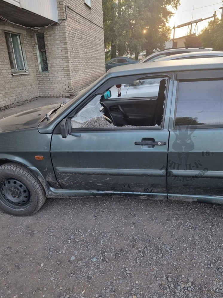Неизвестный разбил стекло автомобиля кузбассовца