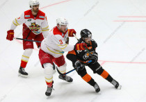 Два с небольшим периода хабаровские хоккеисты владели подавляющим преимуществом на льду, но в третьем отдали инициативу