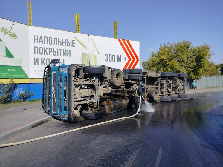 В Орле опрокинулся грузовик с прицепом-цистерной