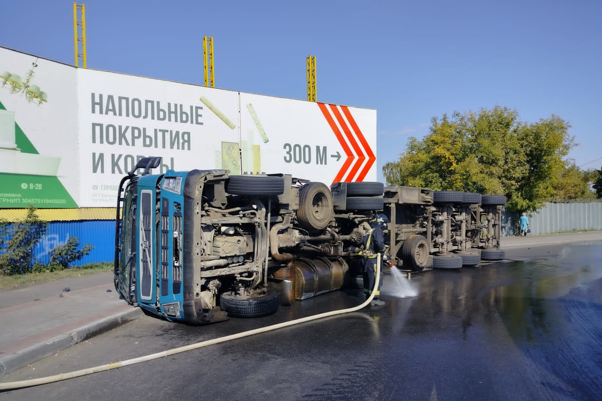 В Орле опрокинулся грузовик с прицепом-цистерной - МК Орел