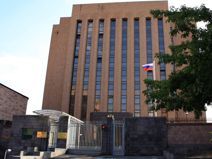Митингующие в Ереване заблокировали посольство России