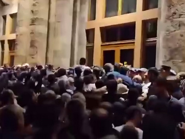 В Ереване продолжаются протесты на фоне продвижения азербайджанской армии в Карабахе