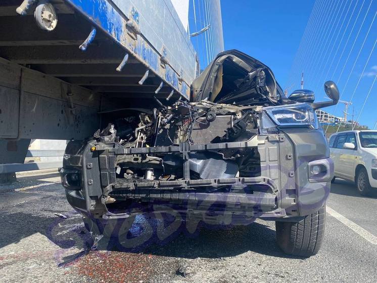На Золотом мосту во Владивостоке водитель иномарки врезался в грузовик