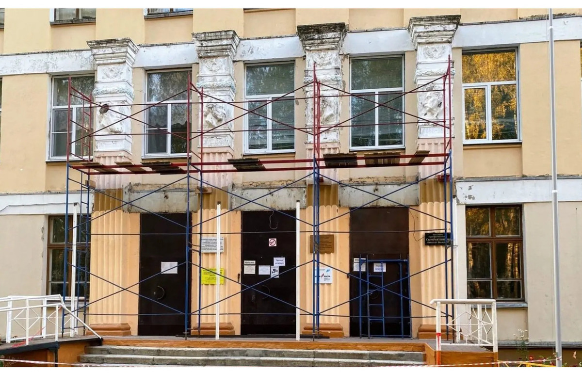 Костромские ремонты: в Сусанино восстанавливают барельефы на здании местной школы