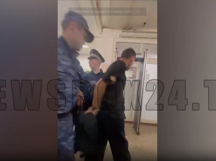 Во Владивостоке мужчина напал на школьницу и попытался раздеть
