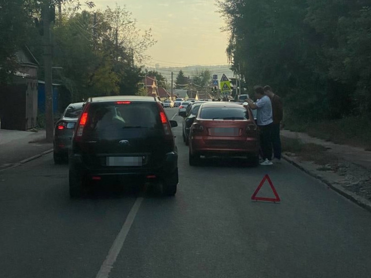 В Курске массовое ДТП парализовало движение по улице Красный октябрь