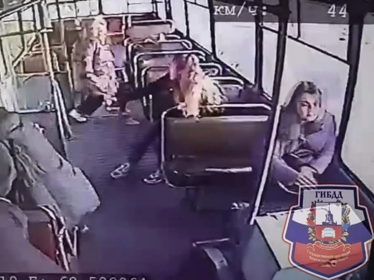 Женщина получила травмы при падении в троллейбусе в Екатеринбурге