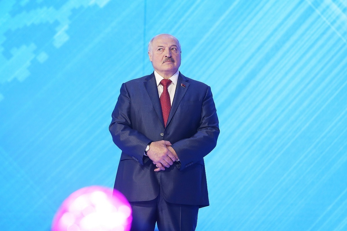 Лукашенко объяснил, почему в Петербурге горят белорусские автобусы
