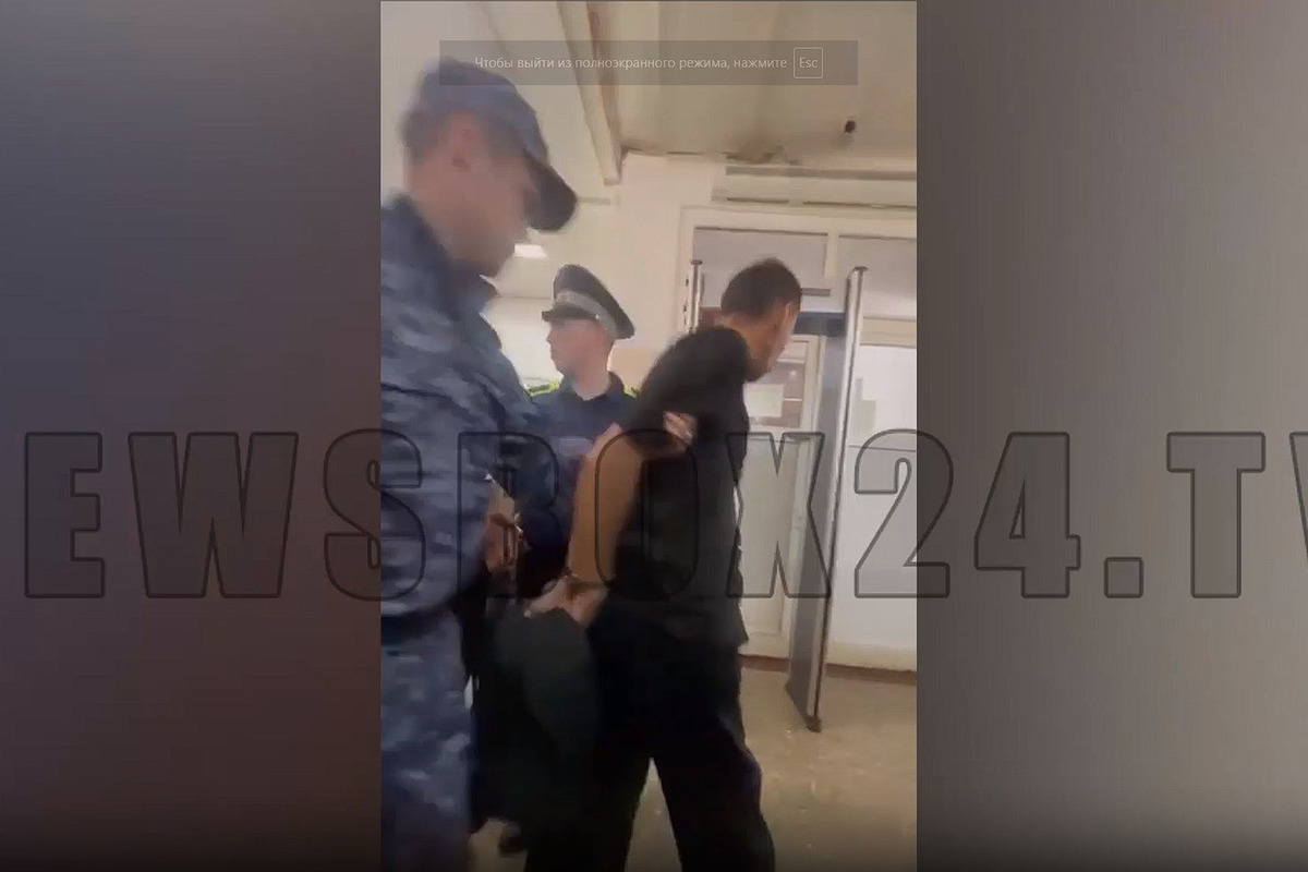 Омоновец на мосту ночью. Китай напал на владивосток сегодня новости. Китай напал на владивосток сегодня новости. Арестовали в владивостоке. Китай напал на владивосток сегодня новости.