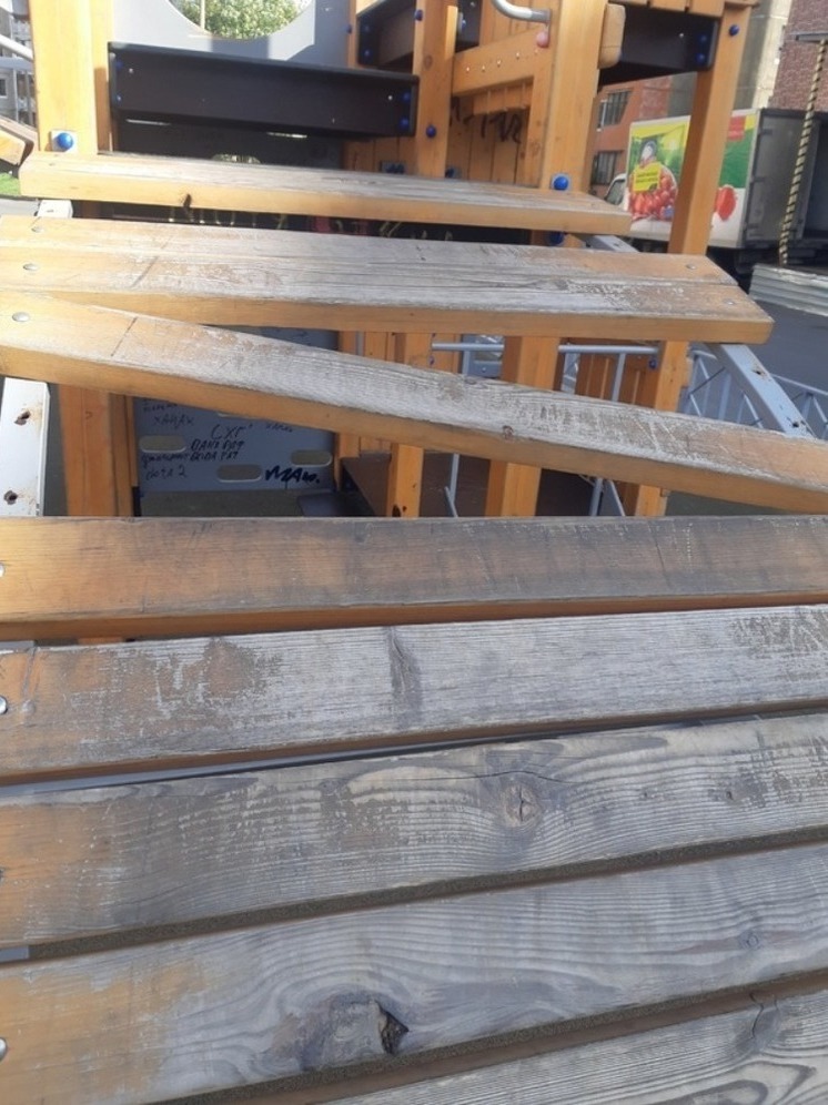 Соцсети: подростки разнесли новую площадку в Петрозаводске