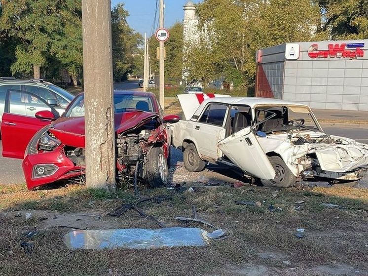Три человека пострадали в аварии на улице Ленинградской в Воронеже