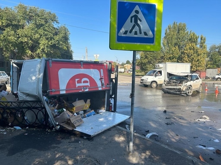 В Астрахани по дороге разлетелись автомобили, напитки и сосиски