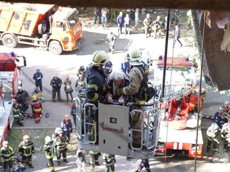 Жильцы пострадавшей от взрыва девятиэтажки жаловались на запах газа