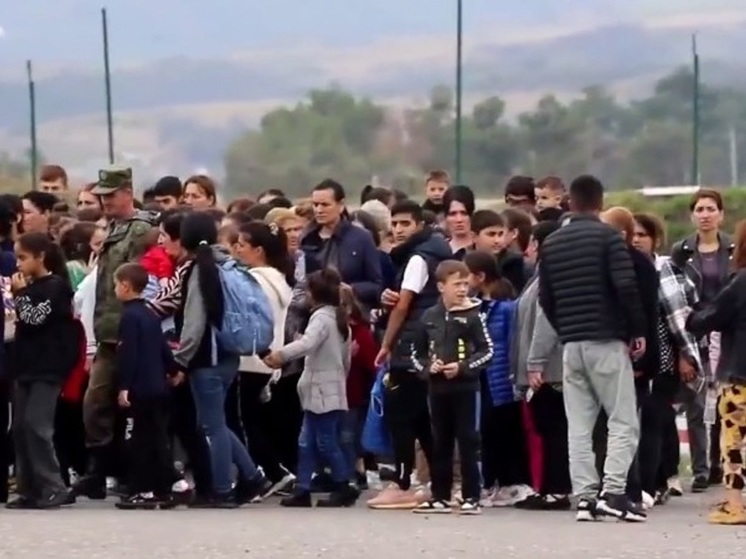 Появилось видео прибытия мирных жителей Карабаха в лагерь российских миротворцев