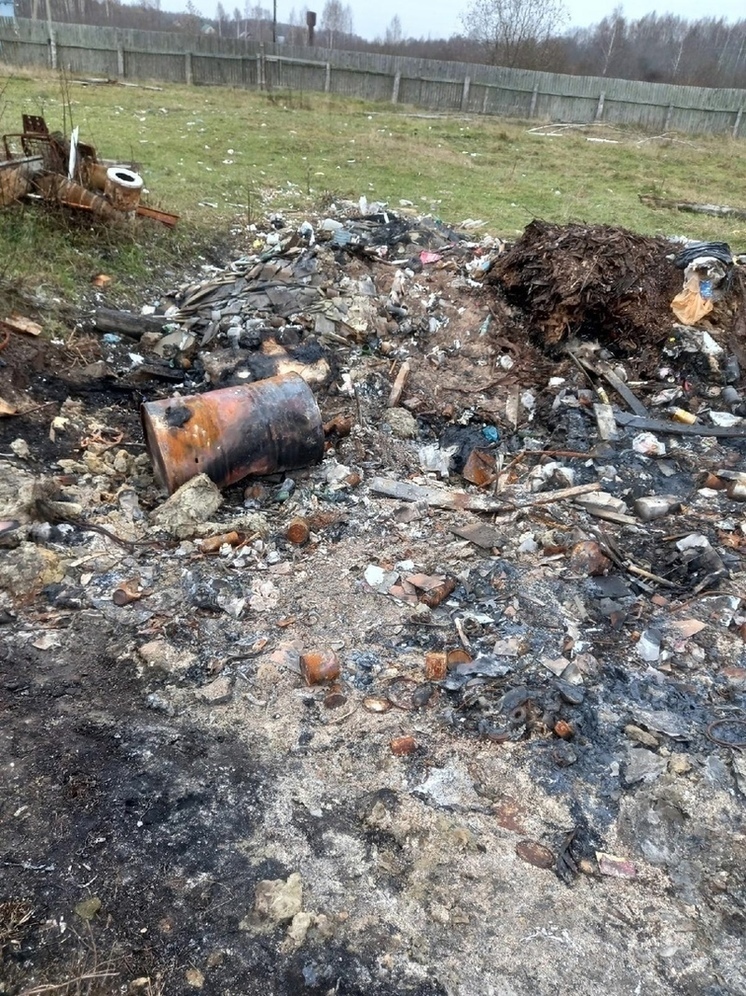 На ферме в Тверской области незаконно сжигали тару от просроченных продуктов