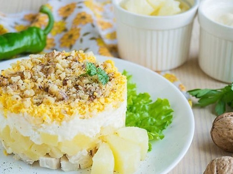 Салат с ананасом и куриной грудкой