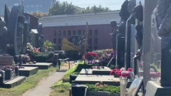 Сотрудники Новодевичьего кладбища огородили участок с могилой Николая Добронравова: видео
