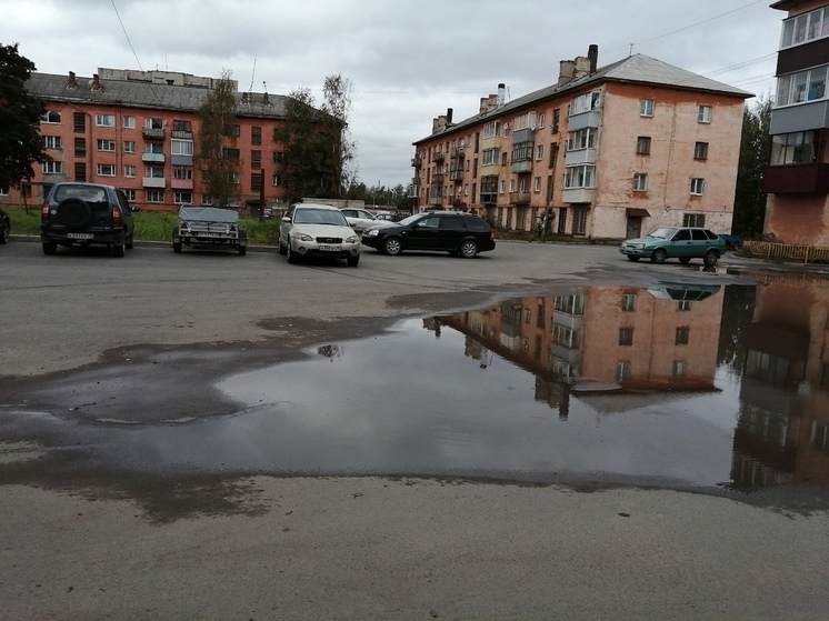 Озеро разлилось во дворе Кондопоги после ремонта асфальта
