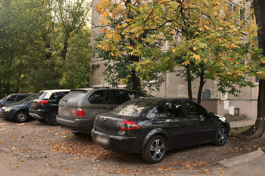 В Твери выявили 164 случая парковки автомобилей в запрещенных местах