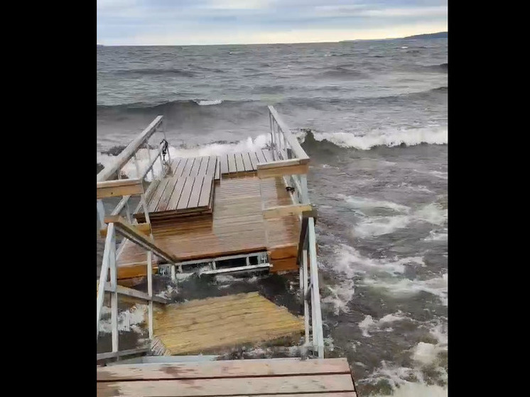 Волны снесли пирс в райцентре Карелии