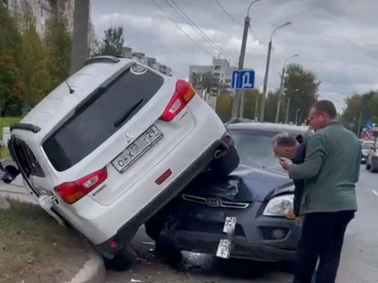 На Ленинградском проспекте Архангельска два автомобиля устроили «дорожную камасутру»