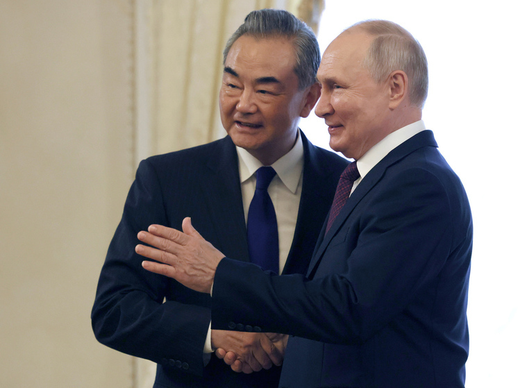 Глава МИД Китая Ван И провел в России целых три дня
