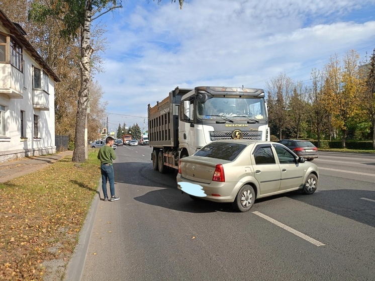 На Октябрьском проспекте в Твери столкнулись легковушка и грузовик