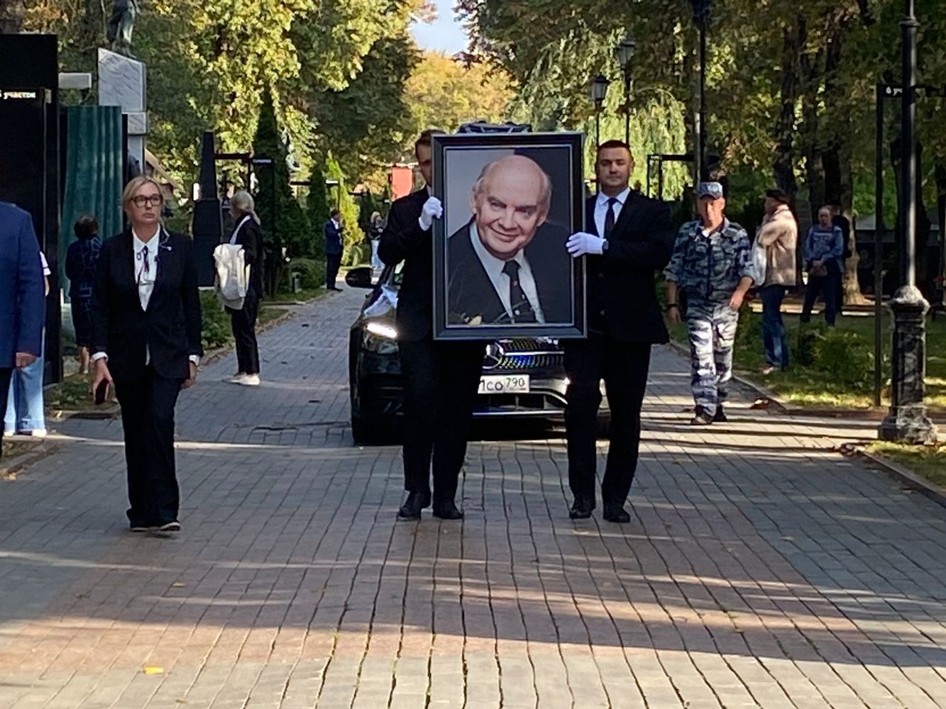 Похороны добронравова дата. Похороны Пахмутовой видео. Похороны Николая Добронравова. Отпевание Николая Добронравова.