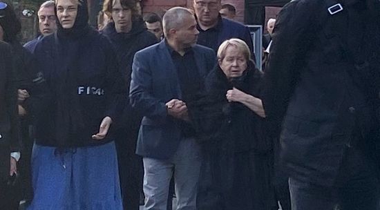 Александра Пахмутова уехала с кладбища, спрятавшись под платком: видео