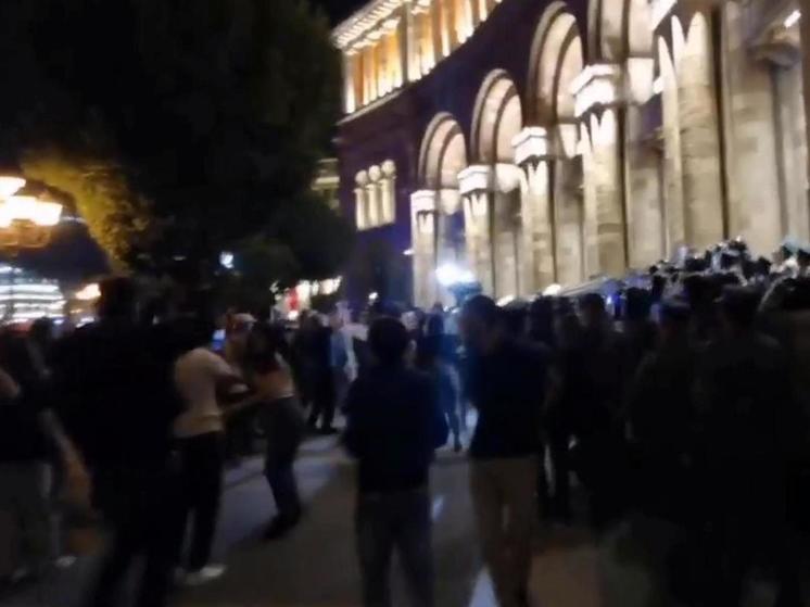 У здания кабмина в Ереване начались стычки протестующих с полицией