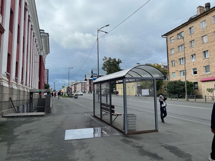 Непогода повыбила стекла и поломала крыши остановок в Карелии