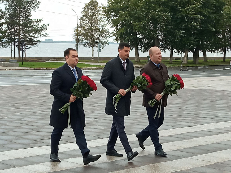 Генконсул Казахстана в Санкт-Петербурге Дмитрий Михно возложил цветы к Вечному огню в Архангельске